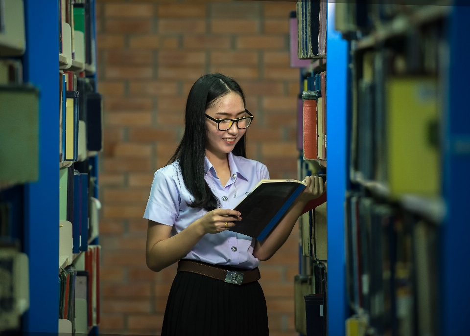 Gadis wanita kursi membaca