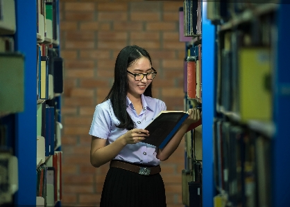 女の子 女性 シート 読む 写真