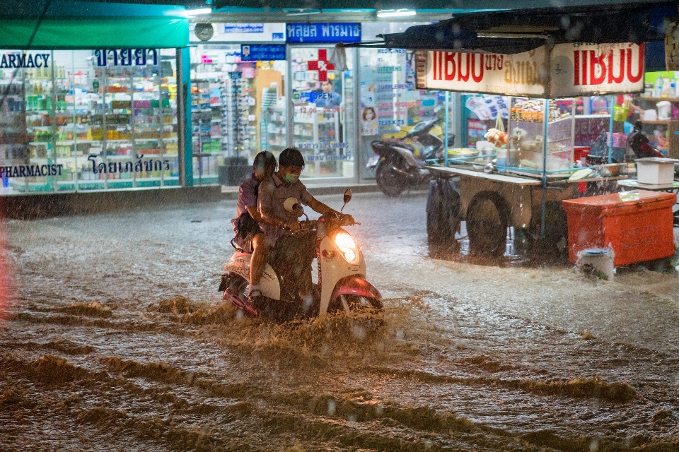 Lluvia pesado inundación extremo