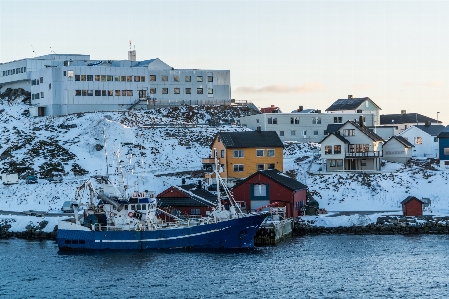 Foto Noruega montanha arquitetura barco