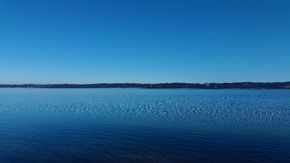 湖 青 空 水