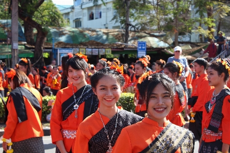 Foto Desfile ¿qué estás haciendo?
 cumpleaños naranja