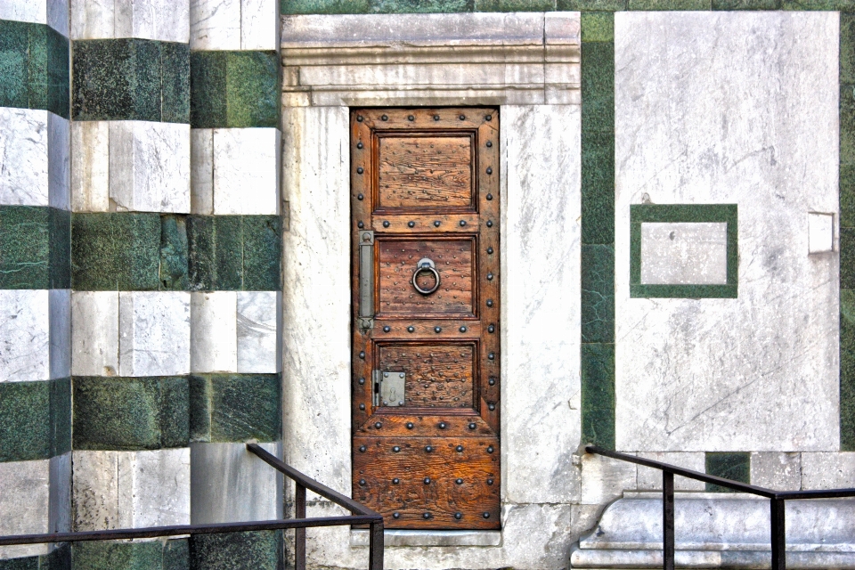 Porte bois marbre baptistère
