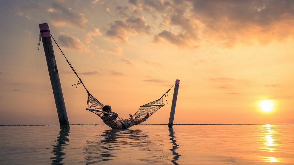 Sonnenuntergang hängematte entspannung bali
