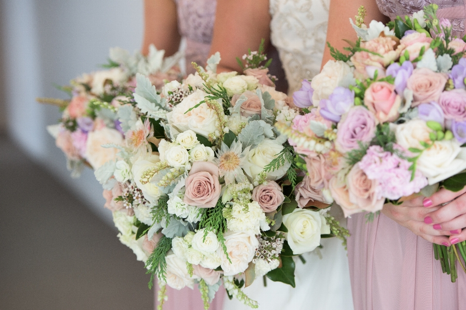 Flower arranging bouquet pink