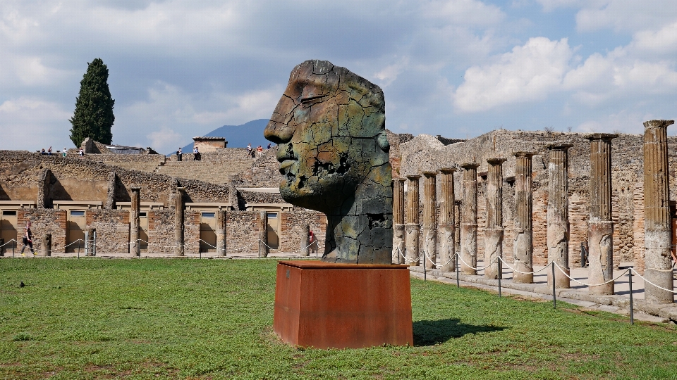 Pompeii statue naples italy