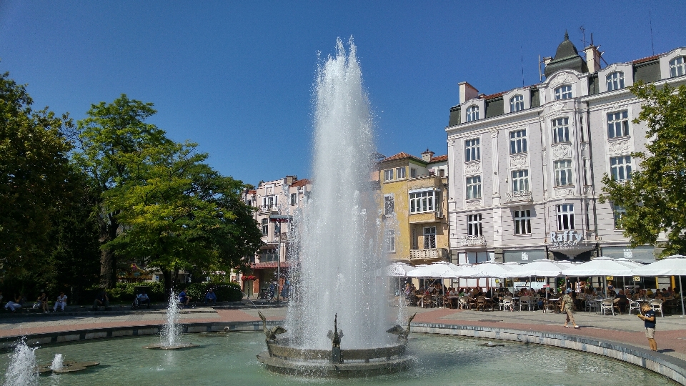 Fontana punto di riferimento plaza
 la piazza cittadina
