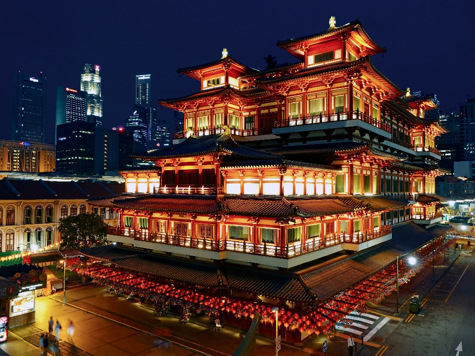 Buddha tooth relic temple singapore chinatown buddhism