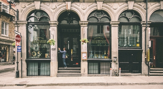 Mann gehen die architektur straße Foto