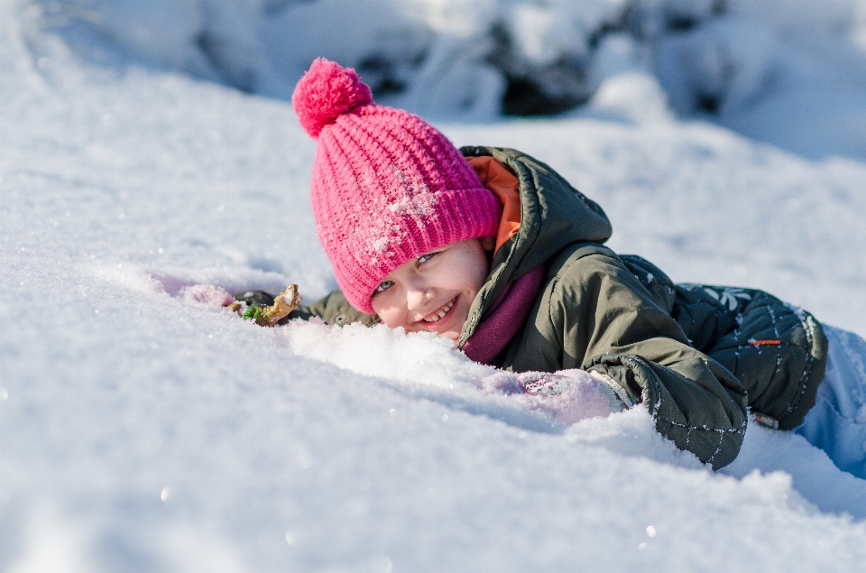 Nevicare inverno ragazza giocare