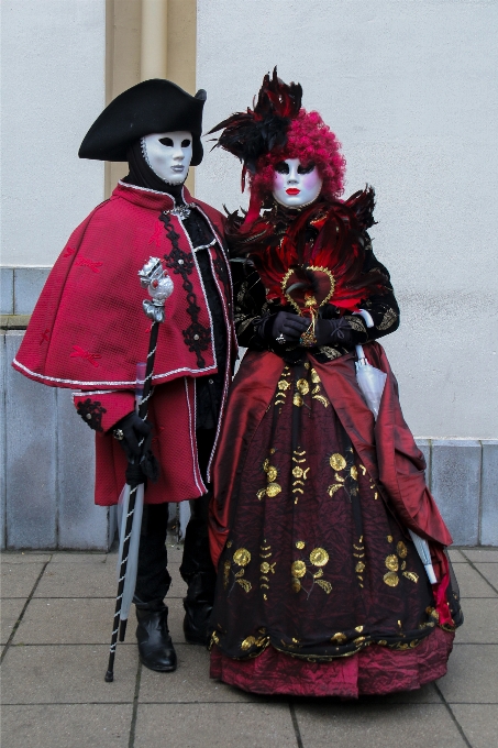 Rosso carnevale coppia capispalla
