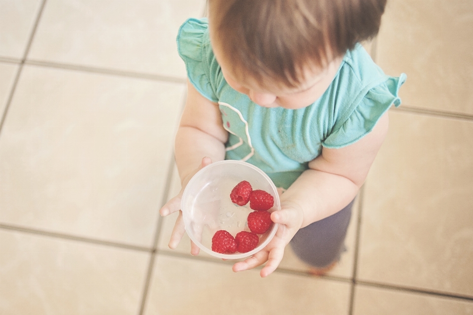 Hand mädchen spielen frucht