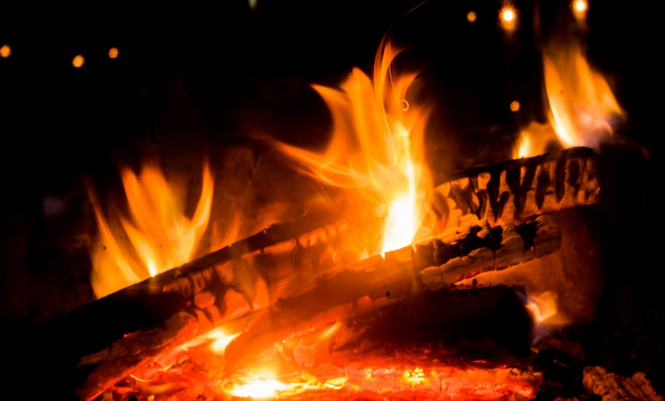 Lumière bois nuit chaud