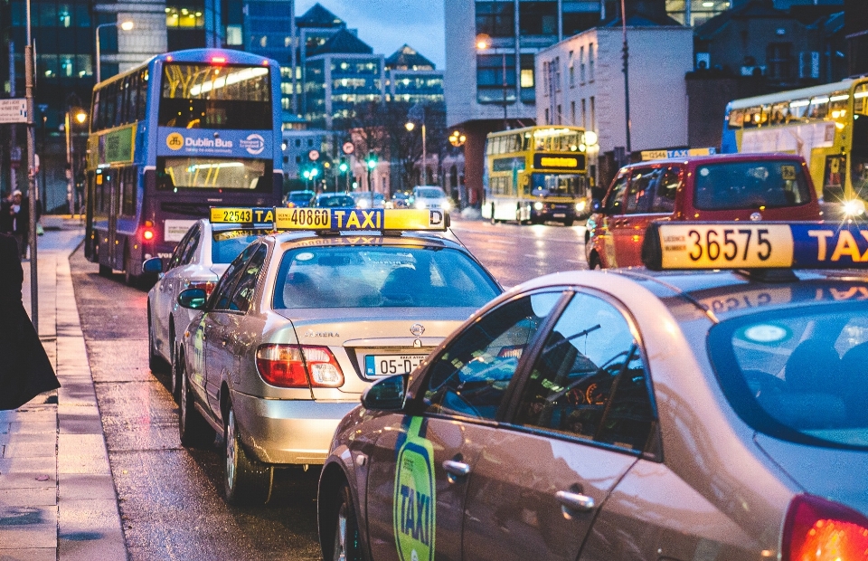 Pejalan kaki jalan lalu lintas malam