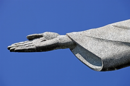 Foto Tangan sayap monumen patung