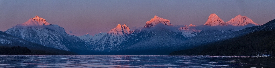 Paysage eau montagne lever du soleil