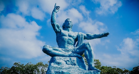 Foto Awan langit monumen patung