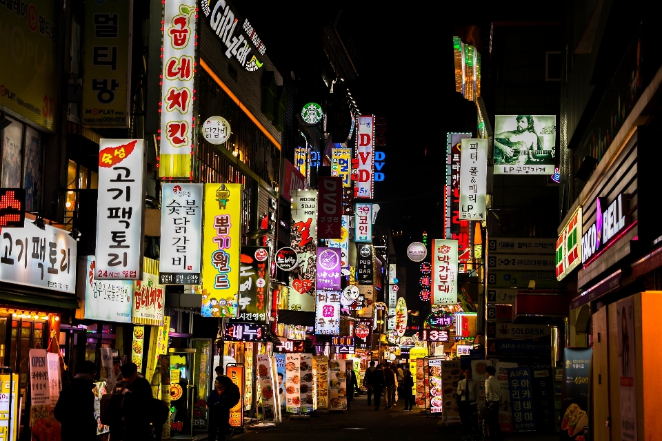 Piéton route rue nuit