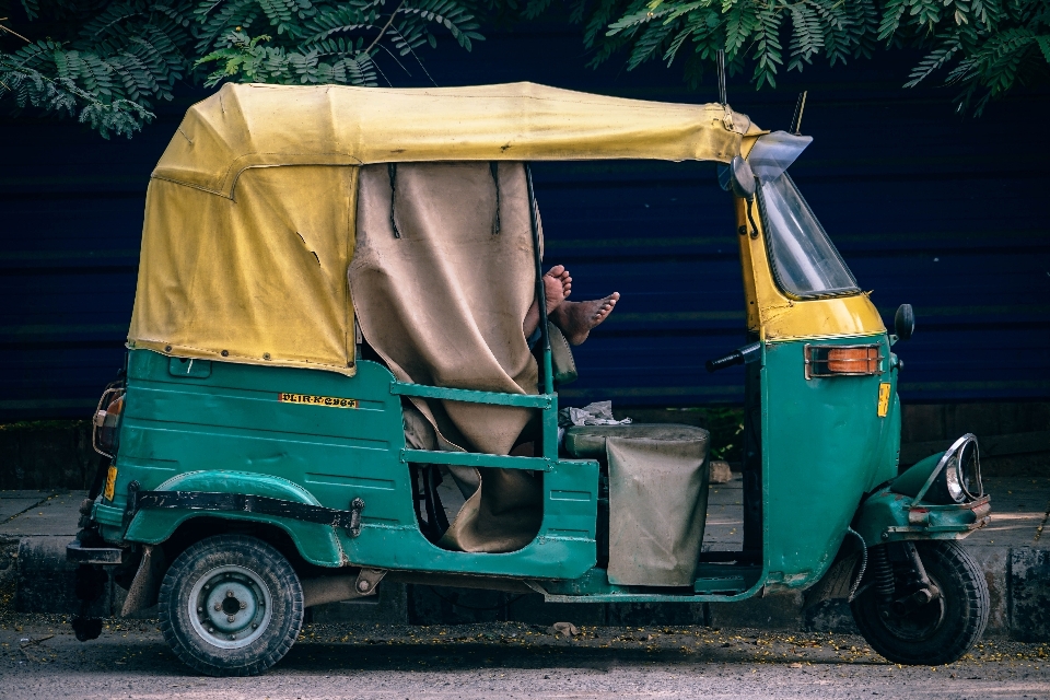 Uomo persone strada auto