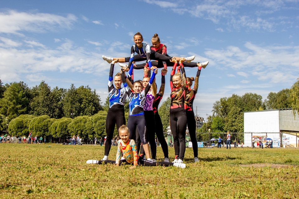 Personnes pelouse été sauter