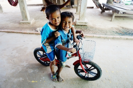 Foto Roda pedesaan anak laki-laki