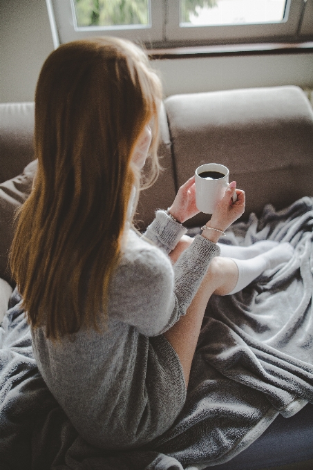 Mano persona caffè ragazza