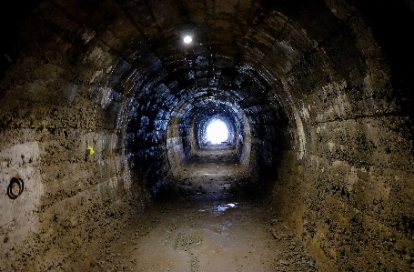 穴 トンネル 地下 洞窟 写真