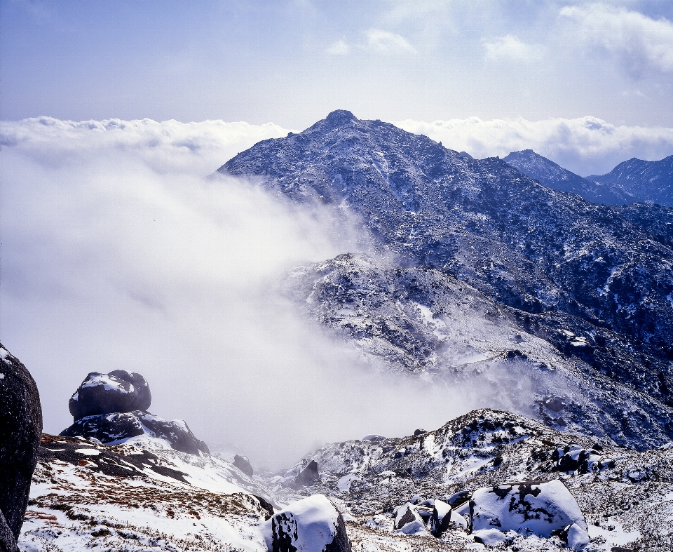 Paesaggio montagna nevicare inverno