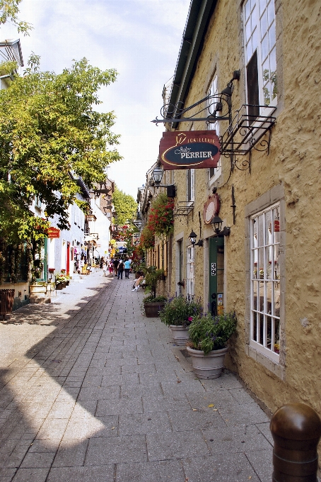 Strada marciapiede
 città vicolo