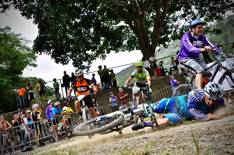 Hombre montaña camino deporte