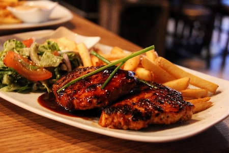 Foto Restoran piring makanan ikan