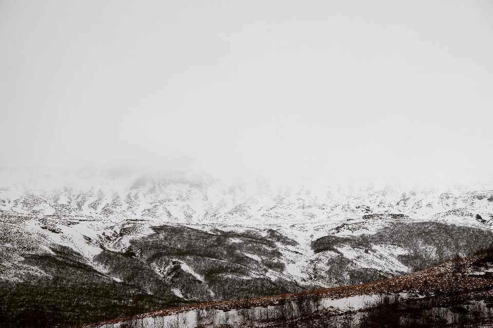 Montaña nieve invierno en blanco y negro
