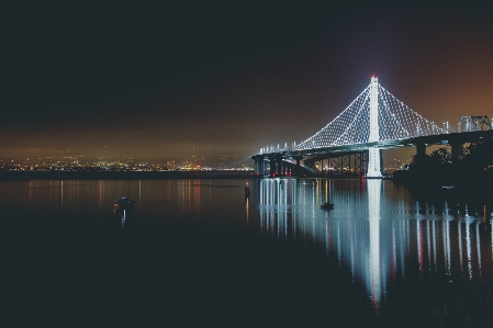 Foto Cakrawala lampu matahari terbit menjembatani