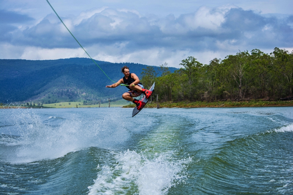 Sport onda lago saltando