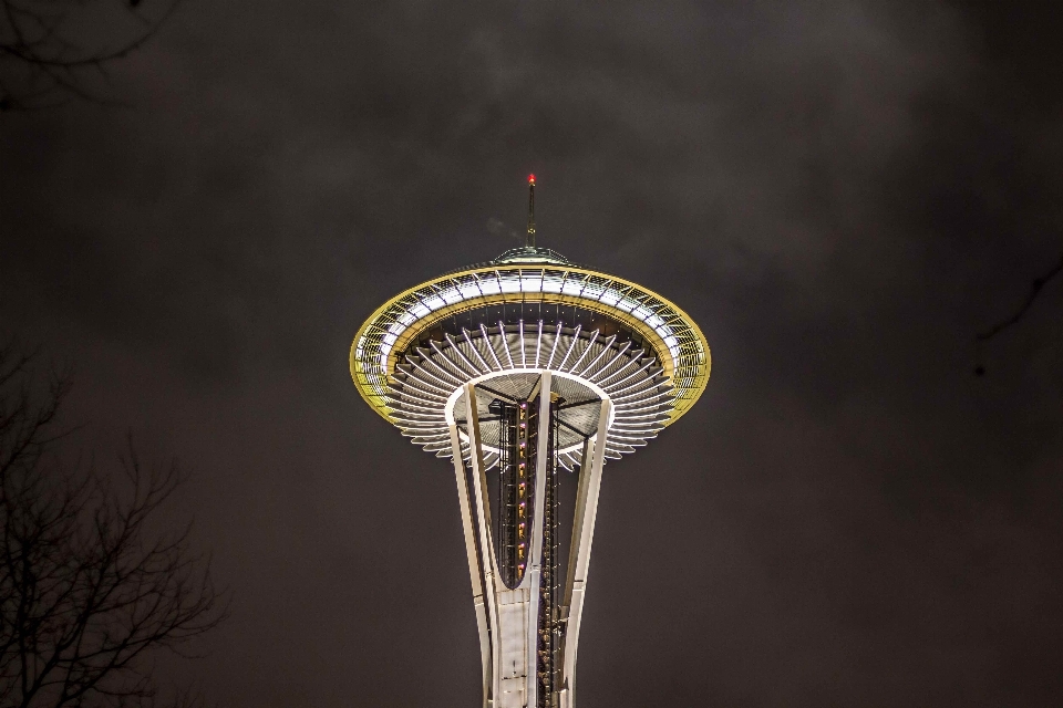 Lampu malam menara kegelapan
