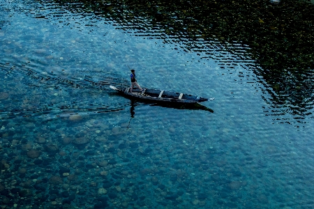 男人 海 水 船 照片