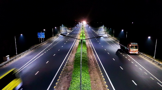 Foto Lampu jalan lalu lintas malam