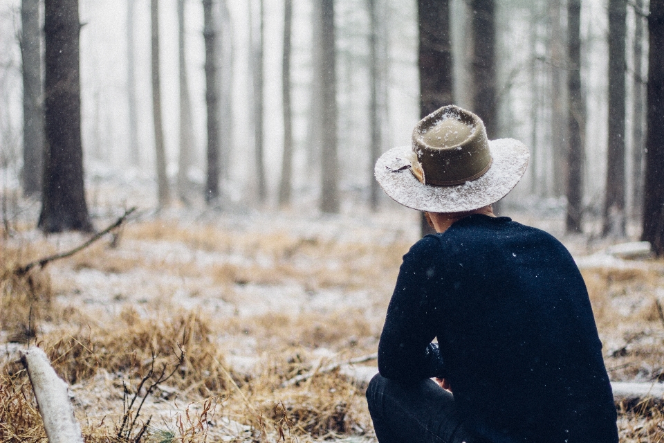 Homme forêt personne neige