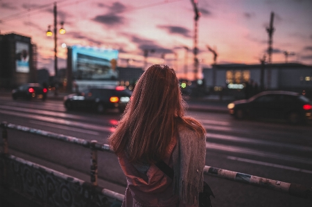 ライト 女性 日没 道 写真