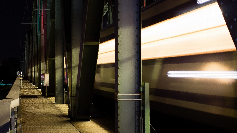 Leggero architettura notte treno