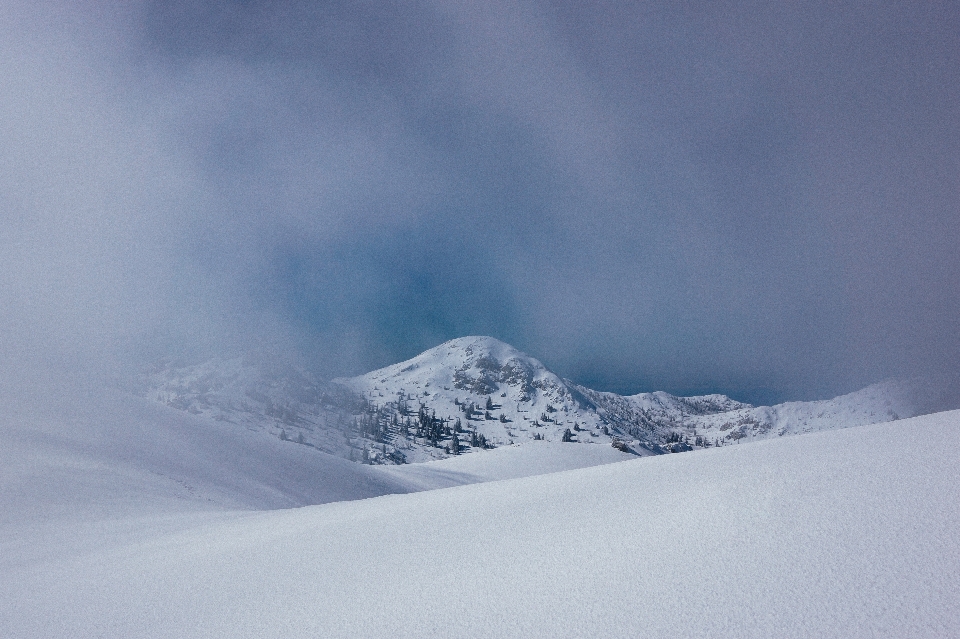 Montagna nevicare inverno nube