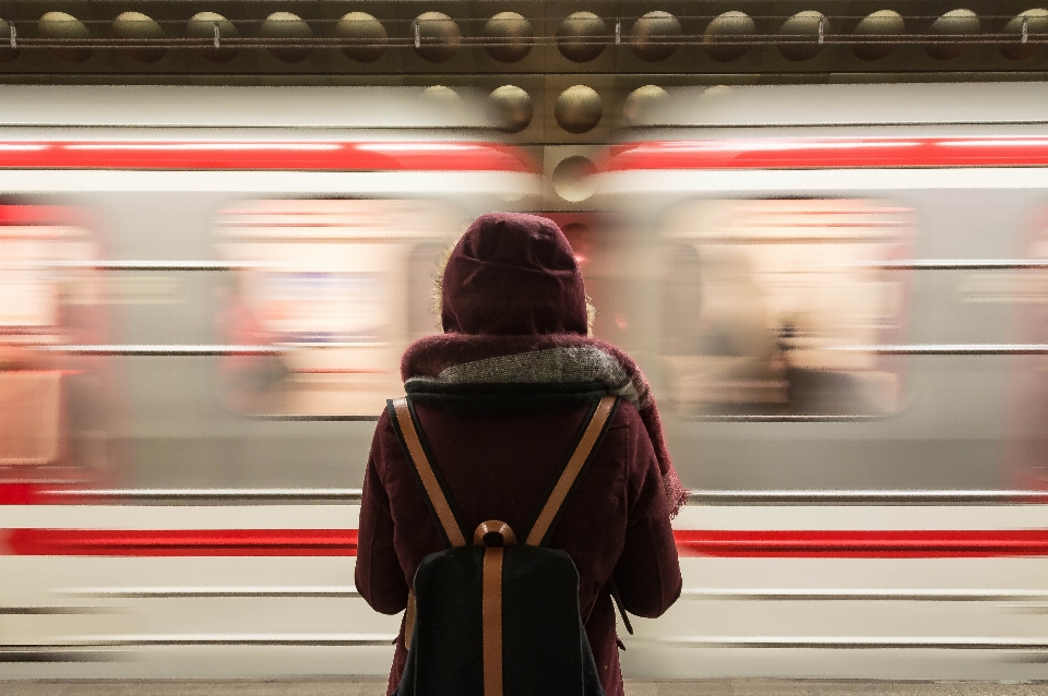 Mulher metrô movimento vermelho