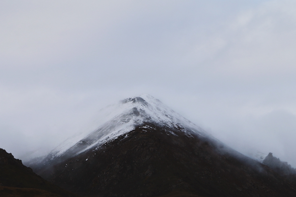 Montagna nevicare nube nebbia