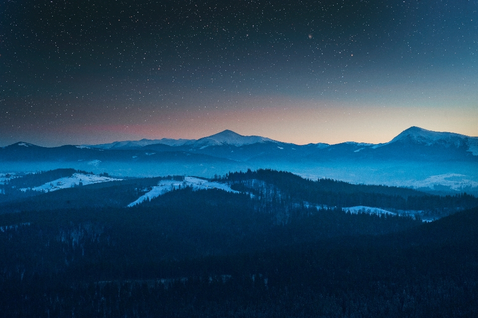 Montagna nevicare cielo alba