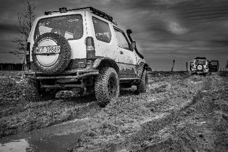 Foto Ar livre preto e branco
 trilha carro