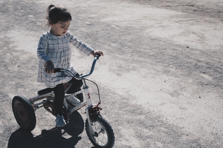 Photo Neige fille tricycle enfant