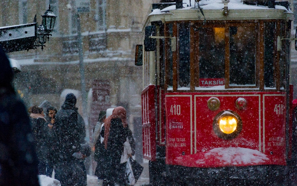 Piéton neige hiver tram