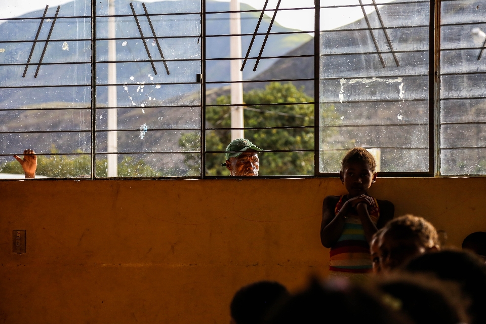 Cielo casa ventana niño