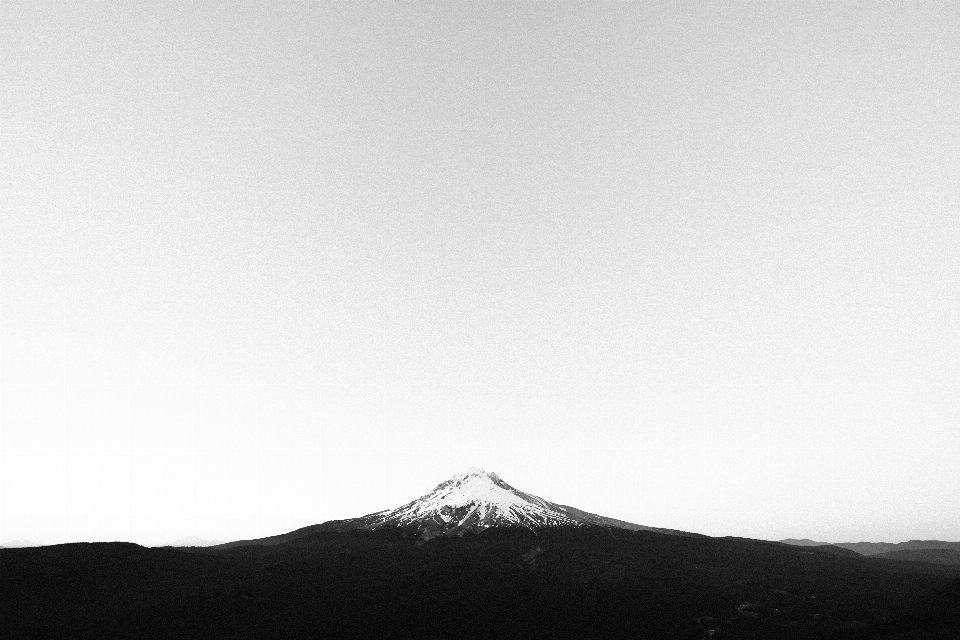 Horizonte montaña en blanco y negro
