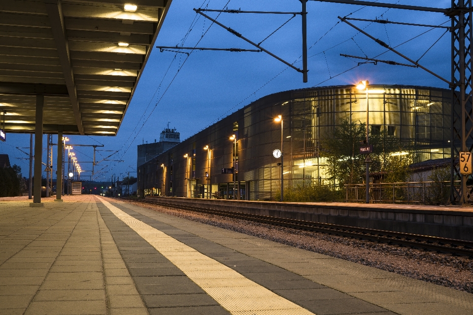 Cielo ferrovia notte mattina